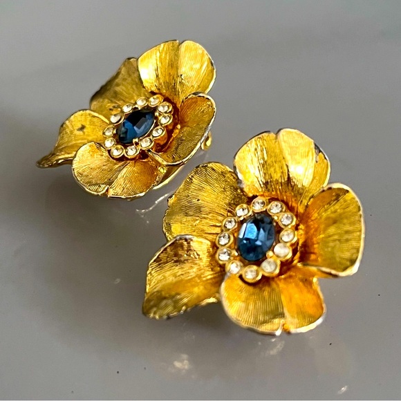 Kenneth Jay Lane Vintage Florentine Flower Gold Tone Rhinestone Clip Earrings - Picture 2 of 14